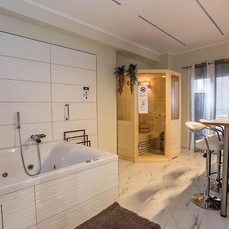Romantic Deluxe Svite Wise Jacuzzi And Sauna Athén Kültér fotó