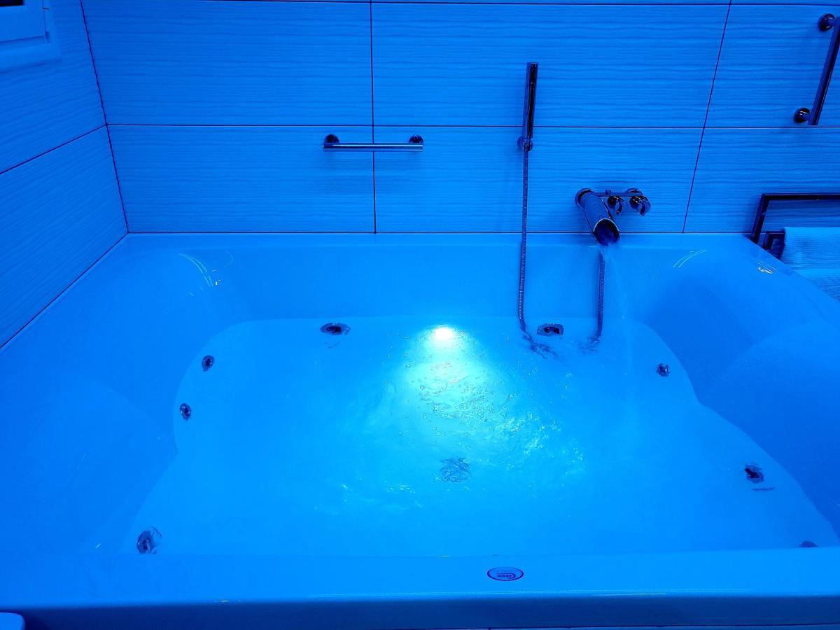 Romantic Deluxe Svite Wise Jacuzzi And Sauna Athén Kültér fotó