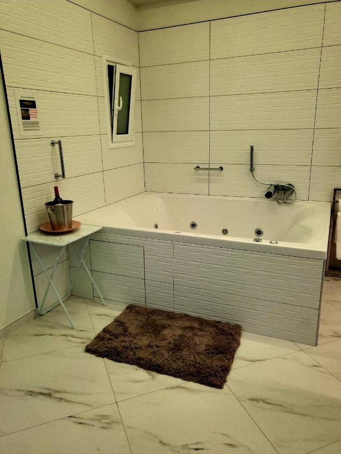 Romantic Deluxe Svite Wise Jacuzzi And Sauna Athén Kültér fotó
