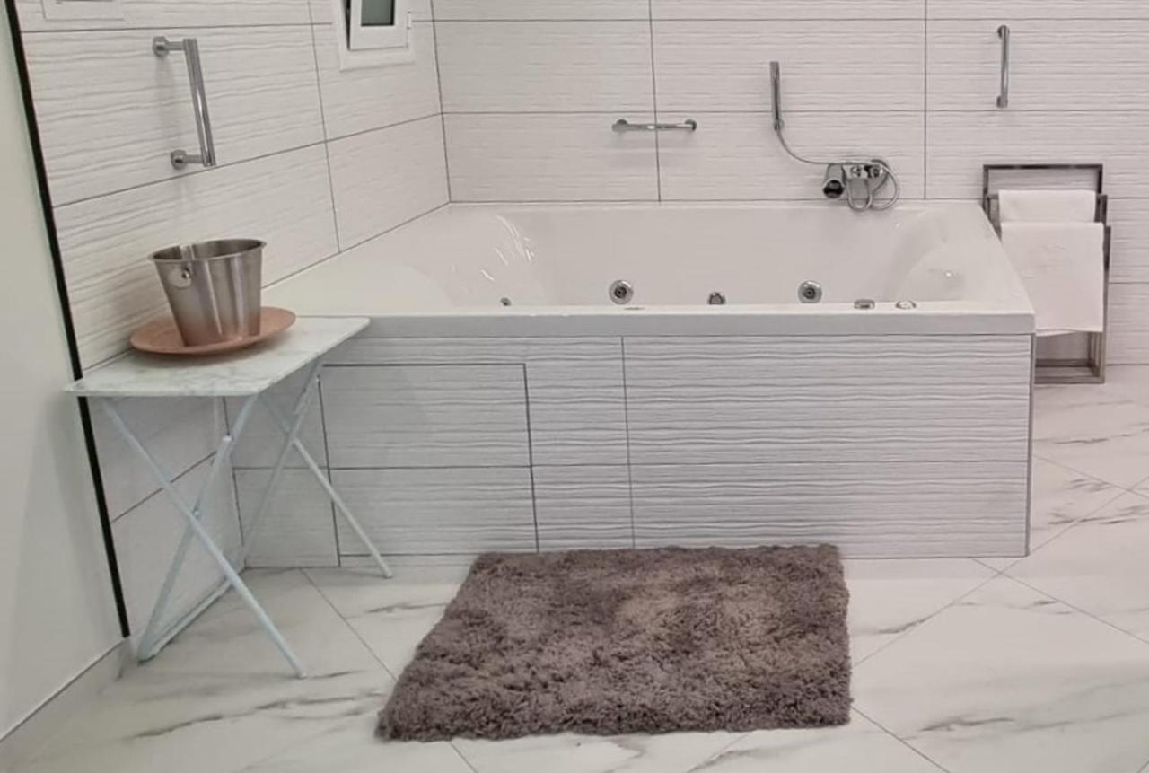 Romantic Deluxe Svite Wise Jacuzzi And Sauna Athén Kültér fotó