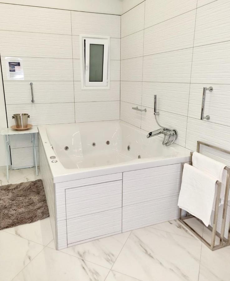 Romantic Deluxe Svite Wise Jacuzzi And Sauna Athén Kültér fotó