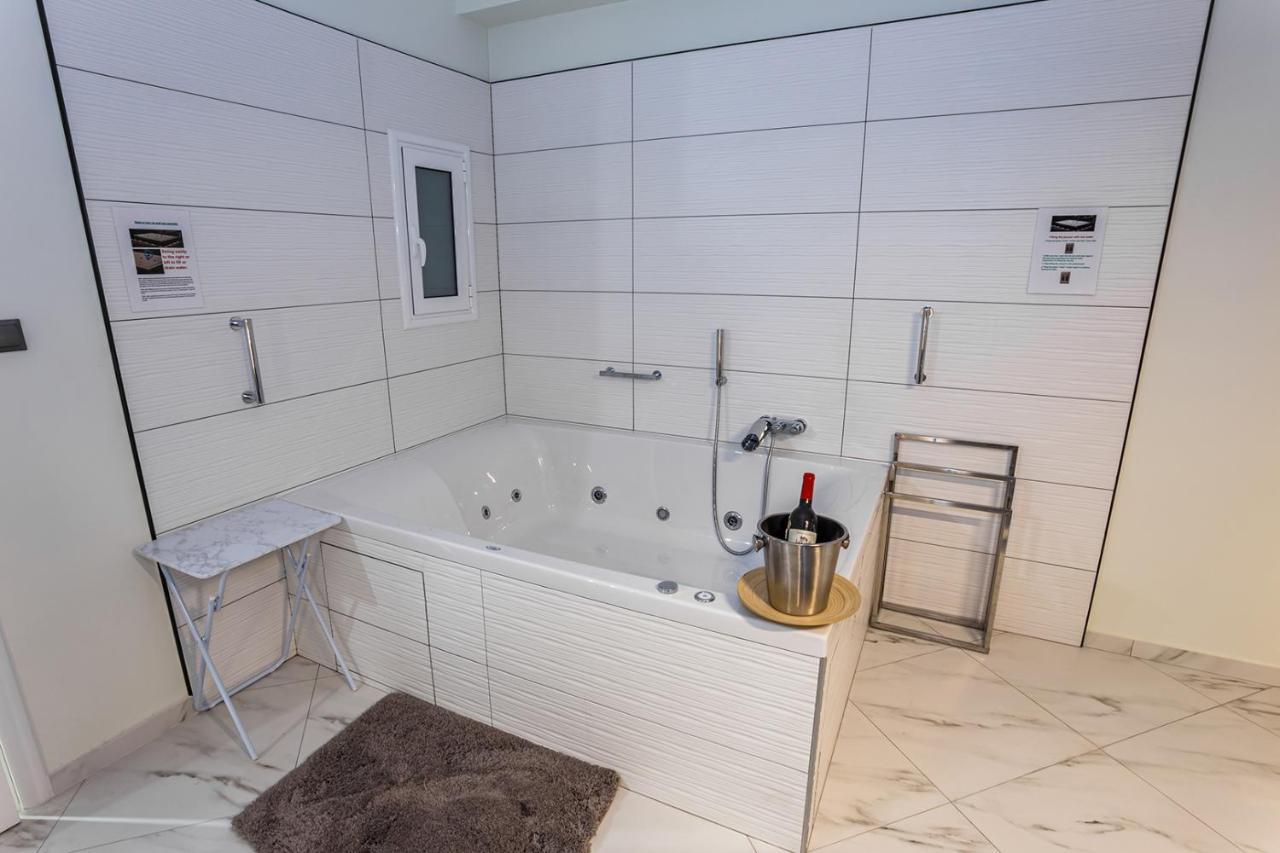 Romantic Deluxe Svite Wise Jacuzzi And Sauna Athén Kültér fotó
